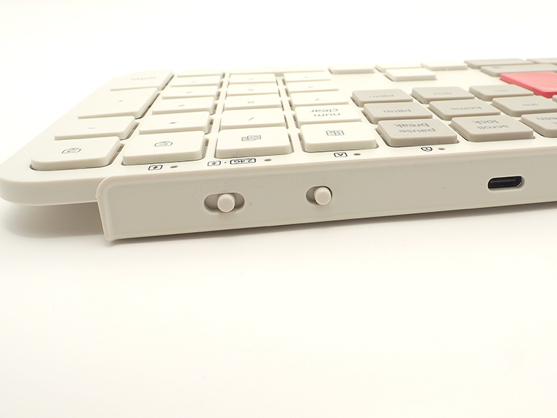 上面にUSB-Cポートと、無線・有線、Win・Macの物理切り替えスイッチがある
